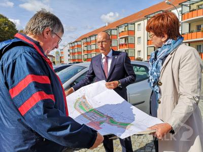 B&uuml;rgermeister Dr. Ronald Thiel erl&auml;utert mit Friedhelm M&uuml;ller das Projekt. Foto: Beate Vogel  (Bild vergr&ouml;&szlig;ern)