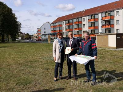 Ministerin Kathrin Schneider &uuml;bergibt Dr. Ronald Thiel (M.) und Friedhelm M&uuml;ller den F&ouml;rderbescheid. Foto: Beate Vogel  (Bild vergr&ouml;&szlig;ern)