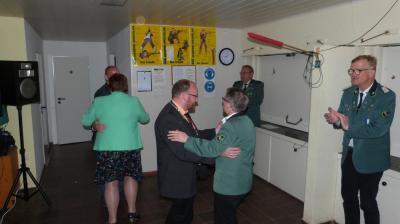 Die B&uuml;rgerk&ouml;nige (links) und das Sch&uuml;tzenk&ouml;nigspaar er&ouml;ffnen den Tanz.  (Bild vergr&ouml;&szlig;ern)