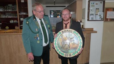 Der Sch&uuml;tzenk&ouml;nig 2019, Neumitglied Jens Siegmund mit der einzigen Zehn auf dem Keiler  (Bild vergr&ouml;&szlig;ern)