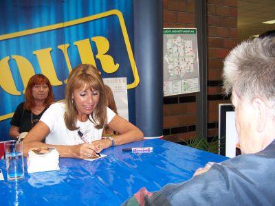 Foto des Albums: Autogrammstunde mit Ireen Sheer (14.07.2008)