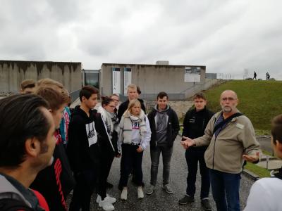 Klasse 9m mit ihrem Begleiter Martin  (Bild vergr&ouml;&szlig;ern)