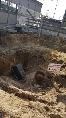Das Foto zeigt die 500-Kg-Weltkriegsbombe, die am Dienstag bei Sondierungsarbeiten am Bahnhof in Ruhland entdeckt wurde. (Foto:KMBD)  (Bild vergr&ouml;&szlig;ern)
