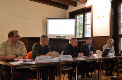 Informierten &uuml;ber den aktuellen Stand in Sachen Evakuierung (v.r.): Christian Konzack (stellv. Amtsdirektor Amt Ruhland), Enrico Schnick (Kampfmittelbeseitigungsdienst), S&ouml;ren Miertzsch (Landesbetrieb Stra&szlig;enwesen Brandenburg), Dietmar Morgenstern (DB AG). (Foto: Landkreis OSL)  (Bild vergr&ouml;&szlig;ern)
