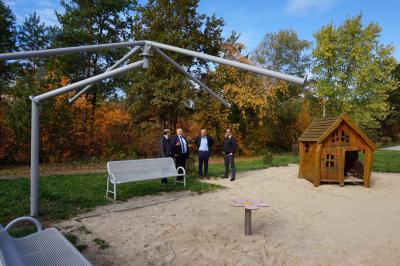 Vorschaubild: Spielplatz der KWG am Zetkinweg, hier wurde gemeinsam mit der Sozialen Stadt ein Sonnensegel installiert . Demnächst soll das Spielhaus neu gestrichen werden.