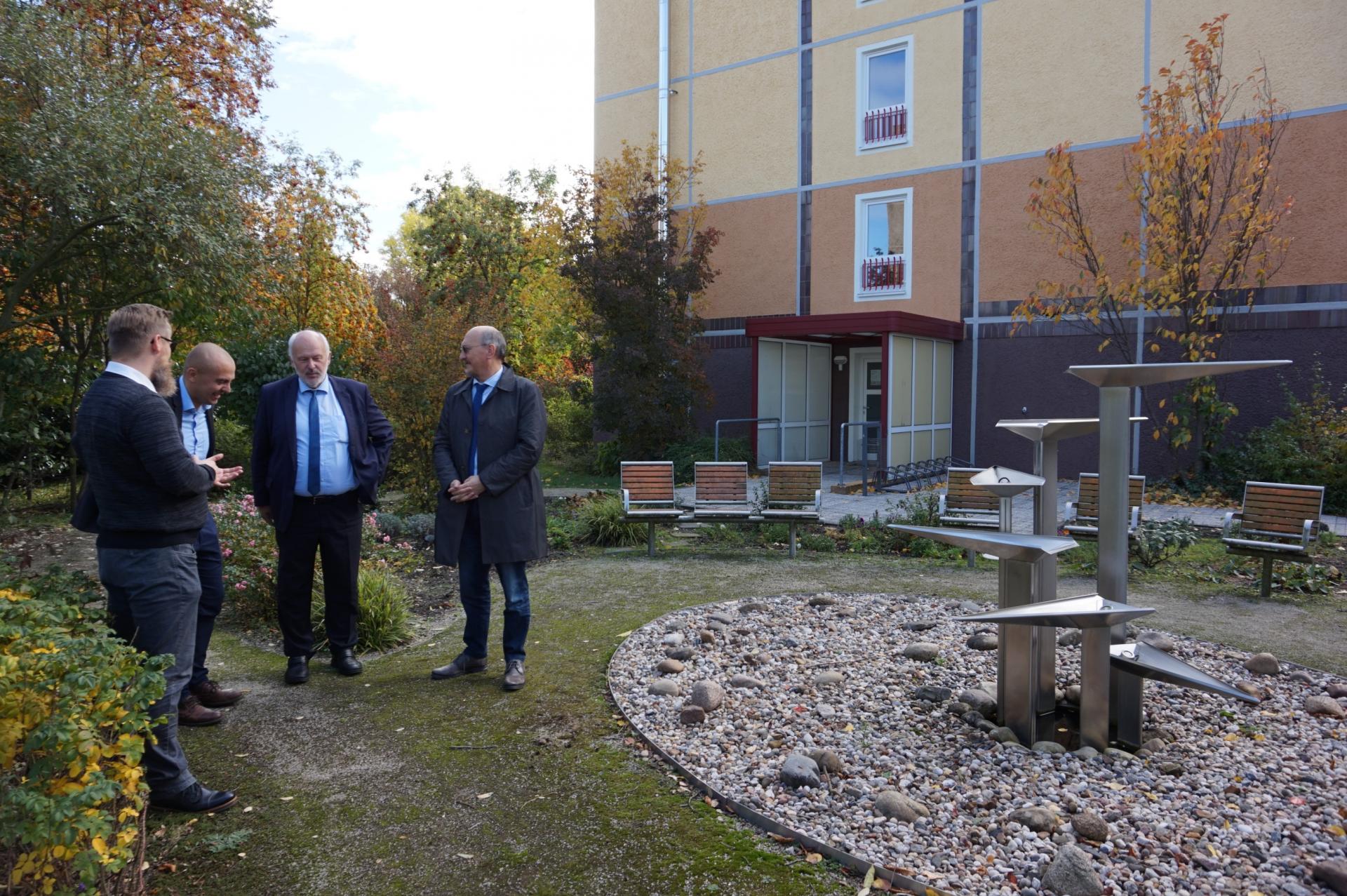 Bild: Gesicherte Grünanlage mit Sitzecke mit Springbrunnen und Eingang zur Zahnarztpraxis in der Karl-Marx-Str. 5