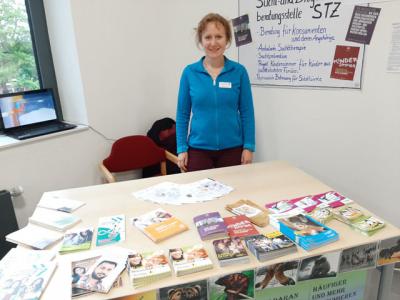 Frau B&ouml;lter zeigt die Angebote des STZ. Sie ist st&auml;ndiger Gast bei uns und f&uuml;hrt viele Pr&auml;ventionsprojekte durch. 