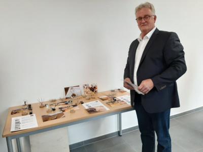 Herr Behnisch zeigt die Ergebnisse des MINT-Projekts vom Vortag. 
