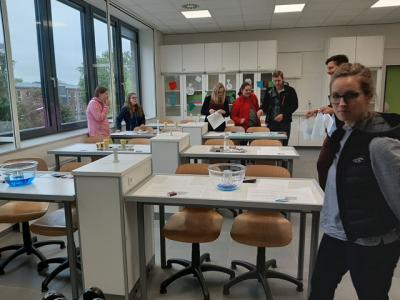 Im neuen Chemieraum: Ergebnisse des MINT-Projekttags (naturwissenschaftliche  Experimente zum Thema Luft und Wasser). 