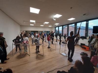 Im neuen Musikraum: Fit4 Drums! Es wurde sehr laut! 
