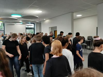 Alle G&auml;ste packten mit an, um die St&uuml;hle zur Seite zu stellen, damit der tanz aufgef&uuml;hrt werden konnte. 