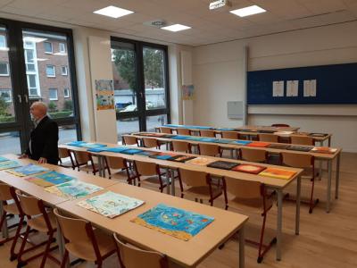 Der neue Kunstraum: Auch hier lagen die Ergebnisse des MINT-Projekttags aus. Sie sollen die Flure schm&uuml;cken. 