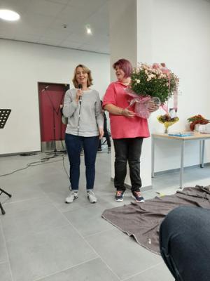 Frau Dierks und Frau Hallemann bedanken sich im Namen der Eltern bei der Schulleiterin, Frau Schramm. 