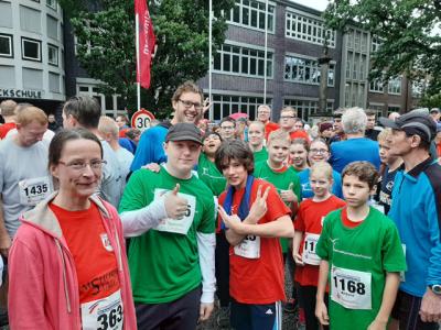 Kurz vor dem Start im gro&szlig;en Starterfeld. 