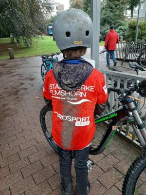 Der Radbegleiter der ersten L&auml;ufer kam auch von unserer Schule. Die Spuren auf dem R&uuml;cken zeigen das Wetter! 