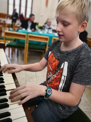 Foto des Albums: Tasten bringen Winterkirche zum Klingen
