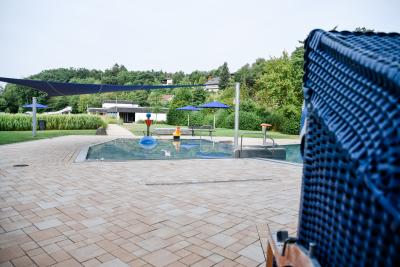 Blick vom Klein-Kind-Bereich auf das Nichtschwimmerbecken  (Bild vergr&ouml;&szlig;ern)
