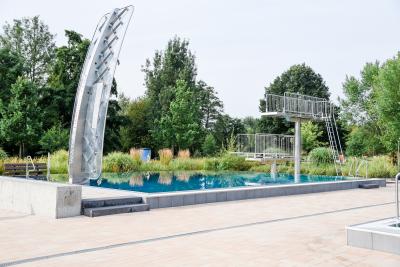 Springerbecken mit Waterclimbingwand und Sprungturm  (Bild vergr&ouml;&szlig;ern)