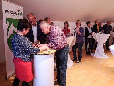 R&uuml;diger Jach war f&uuml;r die Schutzgemeinschaft Deutscher Wald ins Rathaus gekommen. Foto: Beate Vogel  (Bild vergr&ouml;&szlig;ern)