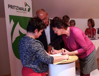 Heike Fuchs und Dr. Ronald Thiel &uuml;bergeben den Bescheid f&uuml;r den Prignitz Chor Pritzwalk. Foto: Beate Vogel  (Bild vergr&ouml;&szlig;ern)