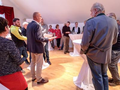 B&uuml;rgermeister Dr. Ronald Thiel begr&uuml;&szlig;t die Vertreter der Vereine. Foto: Beate Vogel  (Bild vergr&ouml;&szlig;ern)