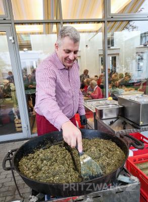 Jean Duwe sorgt stets f&uuml;r Nachschub: Eine Vierteltonne Knieper haben die Neudorfer dabei. Foto: Beate Vogel  (Bild vergr&ouml;&szlig;ern)