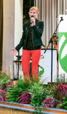 S&auml;ngerin Eva Bauer lockerte mit Schlagern und Popsongs die Stimmung auf. Foto: Privat  (Bild vergr&ouml;&szlig;ern)