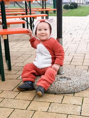 Die Zukunft des Knieperfuchses ist gesichert: Der kleine Enkel Philipp von Horst Fenske tr&auml;gt schon das Kost&uuml;m. foto: Beate Vogel   (Bild vergr&ouml;&szlig;ern)
