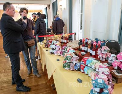 Moderator Marc Marthell im Gespr&auml;ch mit der Ausstellerin Anja H&uuml;bner von der Hofgemeinschaft Dannenwalde. Foto: Beate Vogel  (Bild vergr&ouml;&szlig;ern)