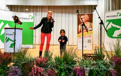 S&auml;ngerin Eva Bauer lockerte mit Schlagern und Popsongs die Stimmung auf. Foto: Privat  (Bild vergr&ouml;&szlig;ern)