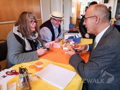 Am Basteltisch von Renate Groenewegen versuchte sich auch B&uuml;rgermeister Dr. Ronald Thiel. Foto: Privat  (Bild vergr&ouml;&szlig;ern)