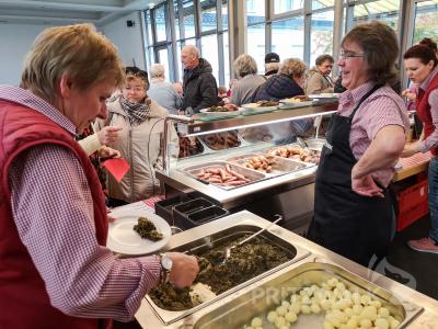 Die Mitarbeiterinnen der Neudorfer Fleischerei meistern den stetigen Ansturm nach dem Kohlgericht. Foto: Beate Vogel  (Bild vergr&ouml;&szlig;ern)
