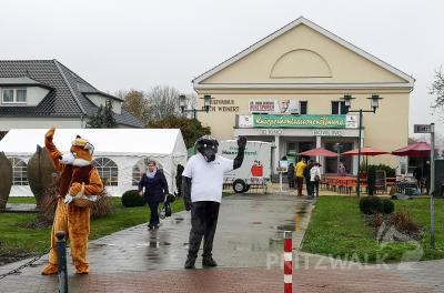 Schon vor dem Kulturhaus winkten der Knieperfuchs und der Pritzwalker Wolf Besucher heran. Foto: Beate Vogel  (Bild vergr&ouml;&szlig;ern)