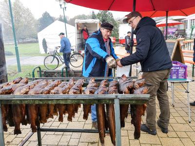 R&auml;ucherfisch aus Retzin bei Gro&szlig; Pankow gab es vor dem Kulturhaus. Foto: Beate Vogel  (Bild vergr&ouml;&szlig;ern)