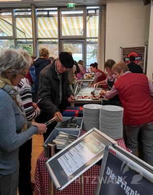 Drinnen wird schon flei&szlig;ig Knieperkohl ausgegeben. Foto: Beate Vogel  (Bild vergr&ouml;&szlig;ern)