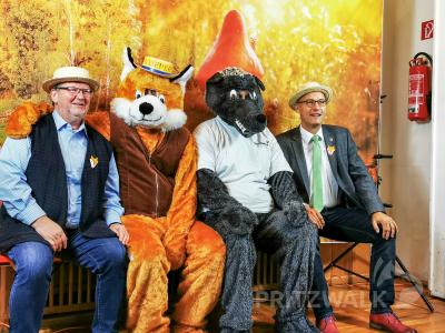 Foto mit Fuchs und Wolf: der Pritzwalker Vizeb&uuml;rgermeister Halldor Lugowski und das Stadtoberhaupt Dr. Ronald Thiel. Foto: Privat  (Bild vergr&ouml;&szlig;ern)