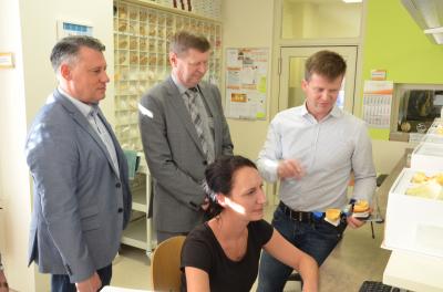 Nicht mehr nur reine Handarbeit: Gesch&auml;ftsf&uuml;hrer Matthias G&uuml;rtler (r.) stellte Landrat Siegurd Heinze (2.v.l.) und B&uuml;rgermeister Christoph Schmidt (l.) die Arbeit im Dentallabor vor, das im n&auml;chsten Jahr 30-j&auml;hriges Bestehen feiert. Foto: Landkreis  (Bild vergr&ouml;&szlig;ern)