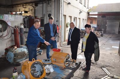 Gesch&auml;ftsf&uuml;hrer Klaus-J&uuml;rgen Noack beim Rundgang mit Landrat Siegurd Heinze, Amtsdirektor Roland Adler und Wirtschaftsf&ouml;rderin B&auml;rbel Weihmann (v.l.n.r.). Foto: Landkreis  (Bild vergr&ouml;&szlig;ern)
