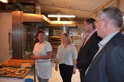 Tina Hering und Heike Staude (v.l.) freuten sich &uuml;ber den Besuch in ihrer Backstube in Altd&ouml;bern. Foto Landkreis  (Bild vergr&ouml;&szlig;ern)