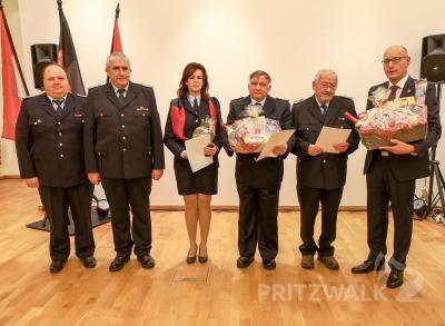 Von links: Der Beveringer Ortswehrf&uuml;hrer Sven Eilmes, Stadtbrandmeister Volker Lehmann, Marion Blankenburg, Udo Falkenhagen und Arno J&auml;ger sowie B&uuml;rgermeister Dr. Ronald Thiel.Foto: Beate Vogel  (Bild vergr&ouml;&szlig;ern)