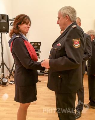Volker Lehmann gratuliert Marion Blankenburg aus Beveringen zur Treuemedaille f&uuml;r 10 Jahre in Kupfer. Foto: Beate Vogel  (Bild vergr&ouml;&szlig;ern)