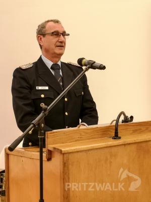 Kreisbrandmeister Holger Rohde fordert in seiner Rede nachhaltigere F&ouml;rderprogramme f&uuml;r die Landesfeuerwehren. Foto: Beate Vogel  (Bild vergr&ouml;&szlig;ern)