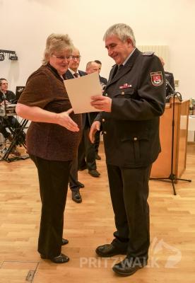 Brunhilde Haase aus Buchholz erhielt die Treuemedaille f&uuml;r 40 Jahre in Gold. Volker Lehmann &uuml;berreicht die Urkunde. Foto: Beate Vogel  (Bild vergr&ouml;&szlig;ern)