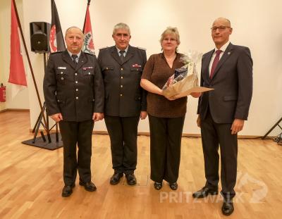 Der Buchholzer Ortswehrf&uuml;hrer Stefan Fuchs, Stadtbrandmeister Volker Lehmann, die geehrte Brunhilde Haase und B&uuml;rgermeister Dr. Ronald Thiel. Foto: Beate Vogel  (Bild vergr&ouml;&szlig;ern)