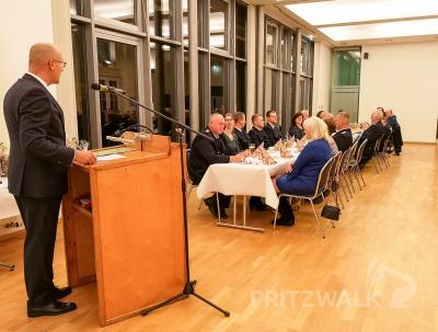 B&uuml;rgermeister Dr. Ronald Thiel betonte in seiner Ansprache, dass weiter in die Feuerwehren der Stadt investiert werden soll. Foto: Beate Vogel  (Bild vergr&ouml;&szlig;ern)