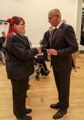 Moniek Kiewert aus Falkenhagen erh&auml;lt von Dr. Ronald Thiel die Treuemedaille f&uuml;r 10 Jahre in Kupfer. Foto: Beate Vogel  (Bild vergr&ouml;&szlig;ern)