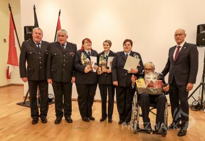 Von links: der Falkenhagener Ortswehrf&uuml;hrer Torsten Schr&ouml;der, Volker Lehmann, Moniek Kiewert, Kathleen Sch&ouml;ttle, Herbert Warnst&auml;dt (50 Jahre Gold) und Dr. Ronald Thiel. Foto: Beate Vogel  (Bild vergr&ouml;&szlig;ern)