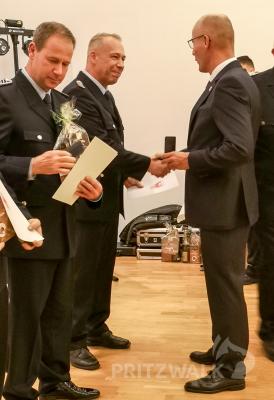 Mario Bock, Ortswehrf&uuml;hrer in Kemnitz, erh&auml;lt die Treuemedaille f&uuml;r 30 Jahre in Silber. Foto: Beate Vogel  (Bild vergr&ouml;&szlig;ern)