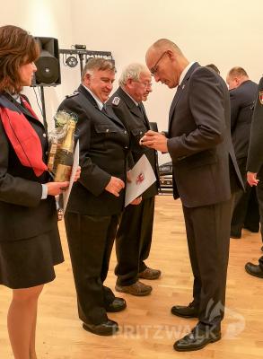 B&uuml;rgermeister Dr. Ronald Thiel &uuml;berreicht Udo Falkenhagen die Treuemedaille f&uuml;r 40 Jahre in Gold. Foto: Beate Vogel  (Bild vergr&ouml;&szlig;ern)
