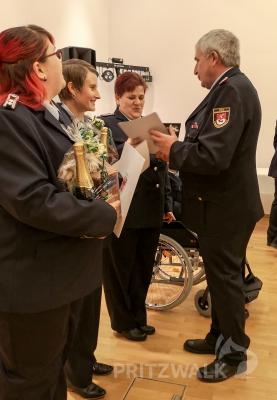 Volker Lehmann &uuml;bergibt Sandra Kiewert aus Falkenhagen die Urkunde zur Treuemedaille f&uuml;r 30 Jahre in Silber. Kathleen Sch&ouml;ttle (2.v.l.), die 20 Jahre Bronze erhielt, freut sich mit. Foto: Beate Vogel    (Bild vergr&ouml;&szlig;ern)